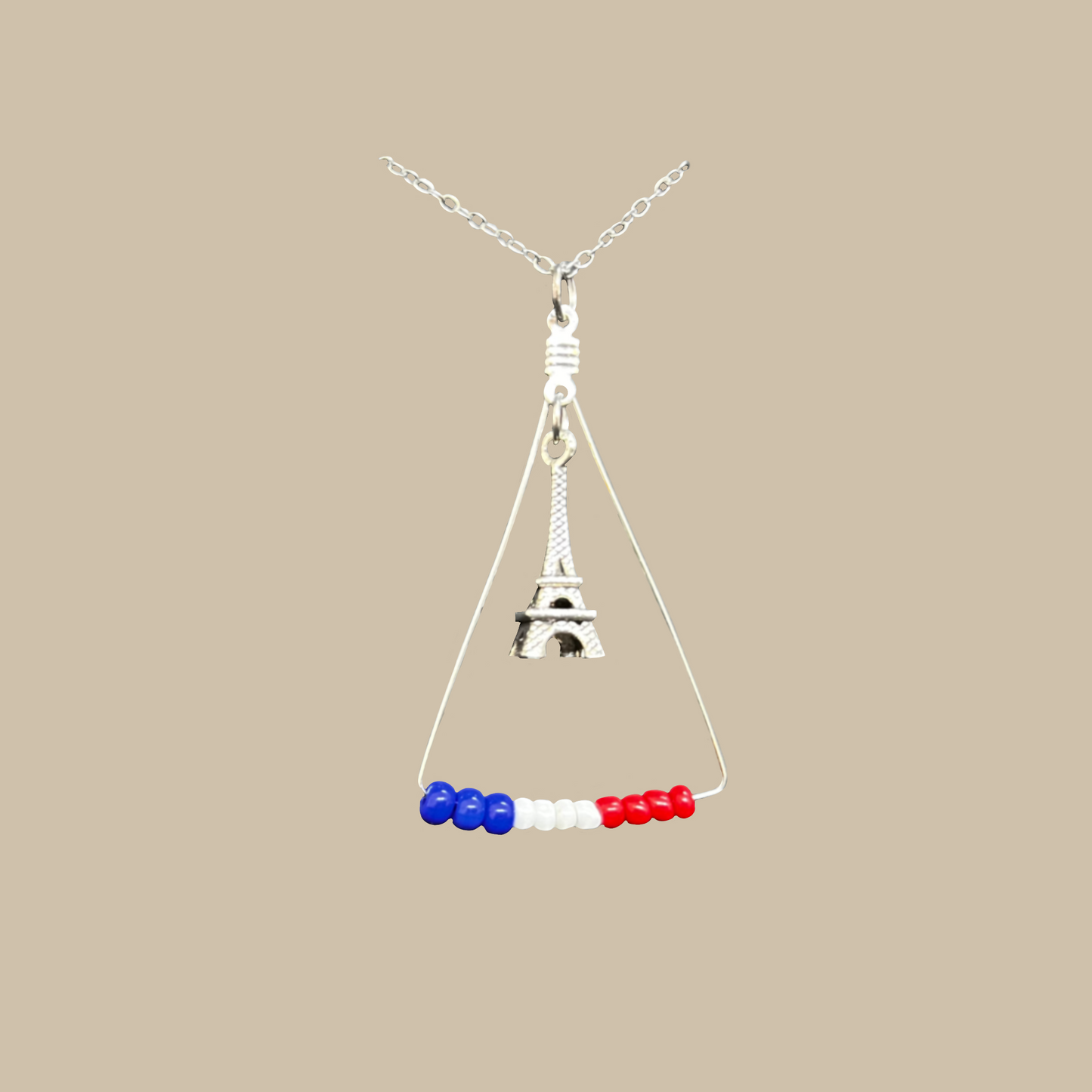 Ett halsband som fångar känslan av Paris. Staden där drömmar, konst och kärlek möts. Bär det som en symbol för frihet, skaparlust och livets små äventyr.