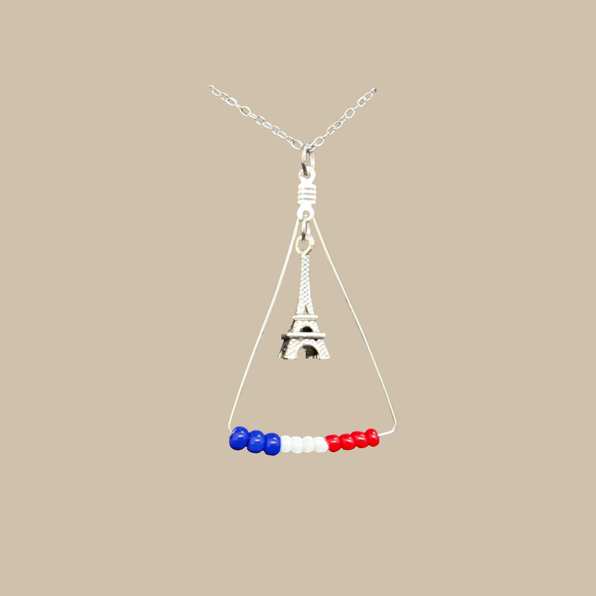 Ett halsband som fångar känslan av Paris. Staden där drömmar, konst och kärlek möts. Bär det som en symbol för frihet, skaparlust och livets små äventyr.