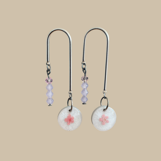 Handgjorda örhängen med pärlor i rosa och lila samt små blomdetaljer. Lätta och romantiska.
