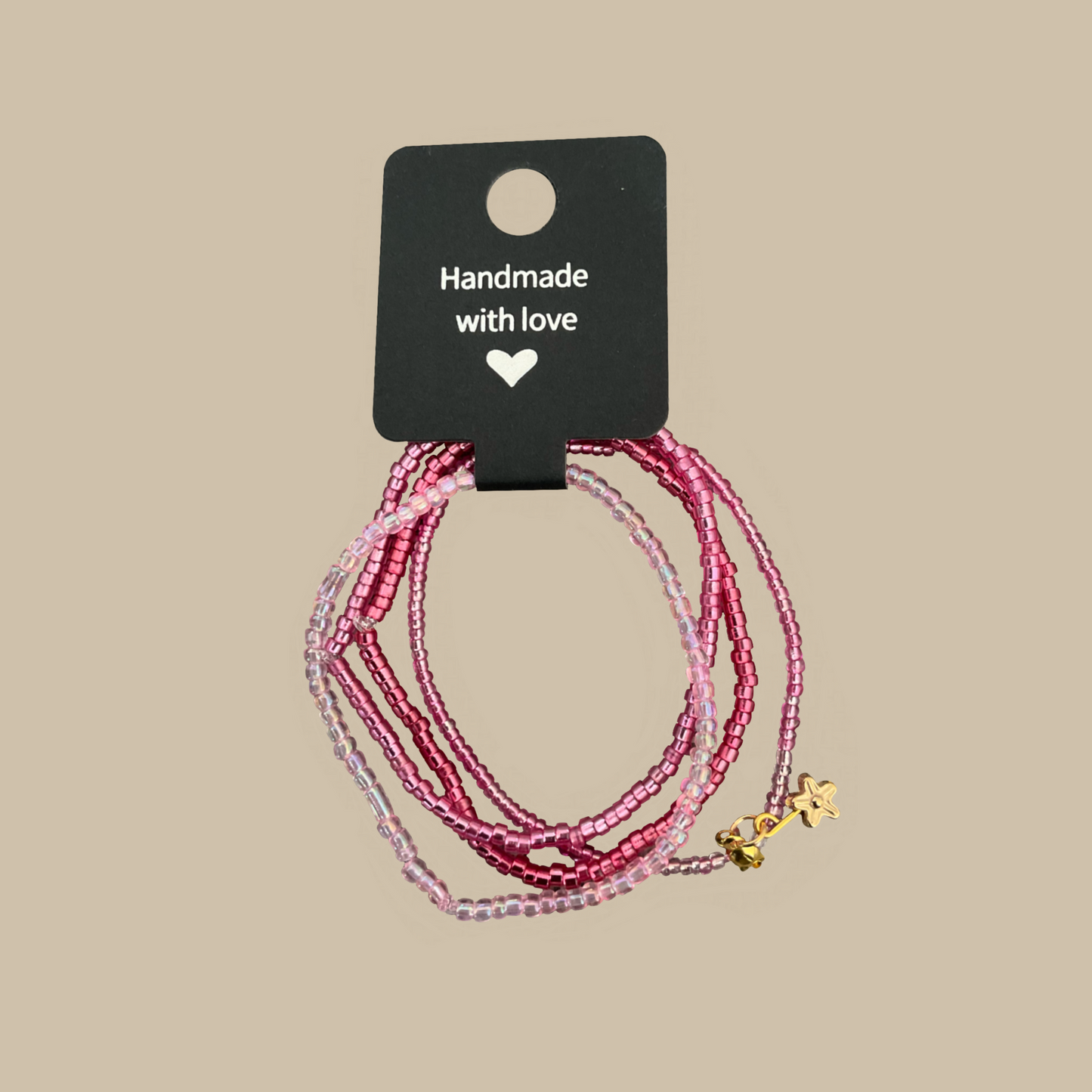 Unikt handgjort armbandsset i rosa toner med skimrande pärlor och stjärndetalj. Perfekt för sommar och vardag.