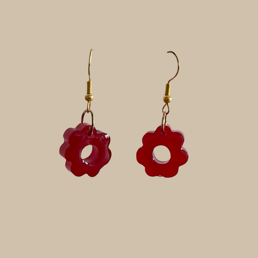 Unika handgjorda örhängen i röd blomdesign. Rosalie är ett lekfullt och elegant smycke som ger en vacker färgklick till din stil.