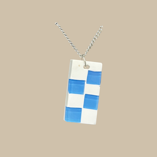 Unikt handgjort halsband med blå grafiska former och modern stilren design. Ett minimalistiskt statement-smycke i blått och vitt.