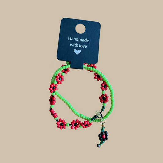 Handgjort grönt armband med blommor. Ett unikt och färgstarkt smycke inspirerat av naturen.