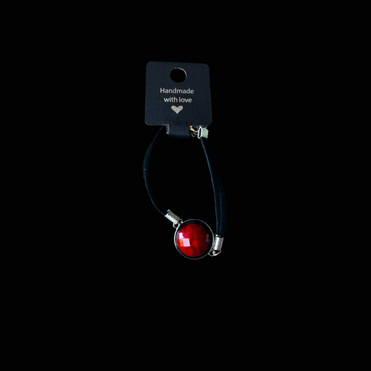 Scarlet – ett handgjort armband från kollektionen Aurea – tidlös elegans. Glödande röd kristall i elegant design. Ett smycke som utstrålar värme, kraft och stil.