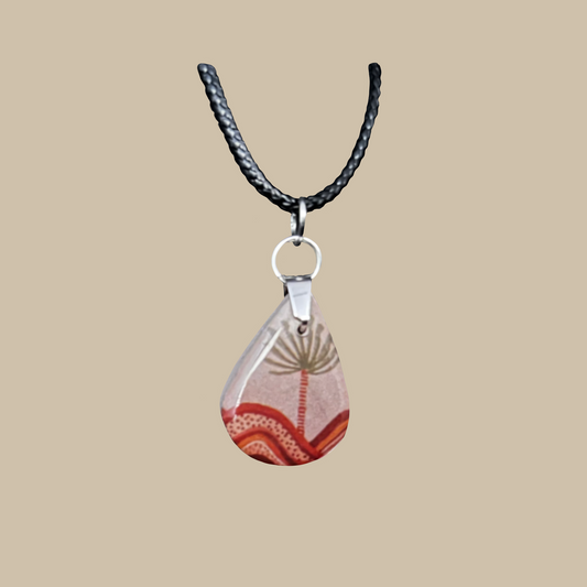 Handgjort halsband med mjuka rosa och terrakottafärgade detaljer i droppform. Ett unikt smycke med lugn och naturinspirerad känsla.