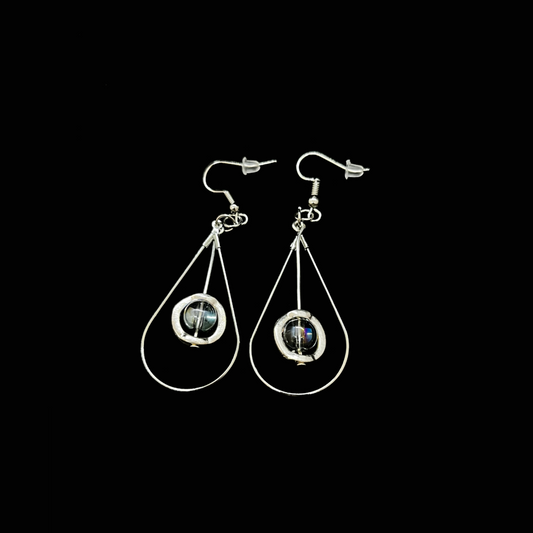 Handgjorda silverörhängen med glaspärlor. Unik design i tidlös stil – perfekt gåva eller detalj till din outfit.