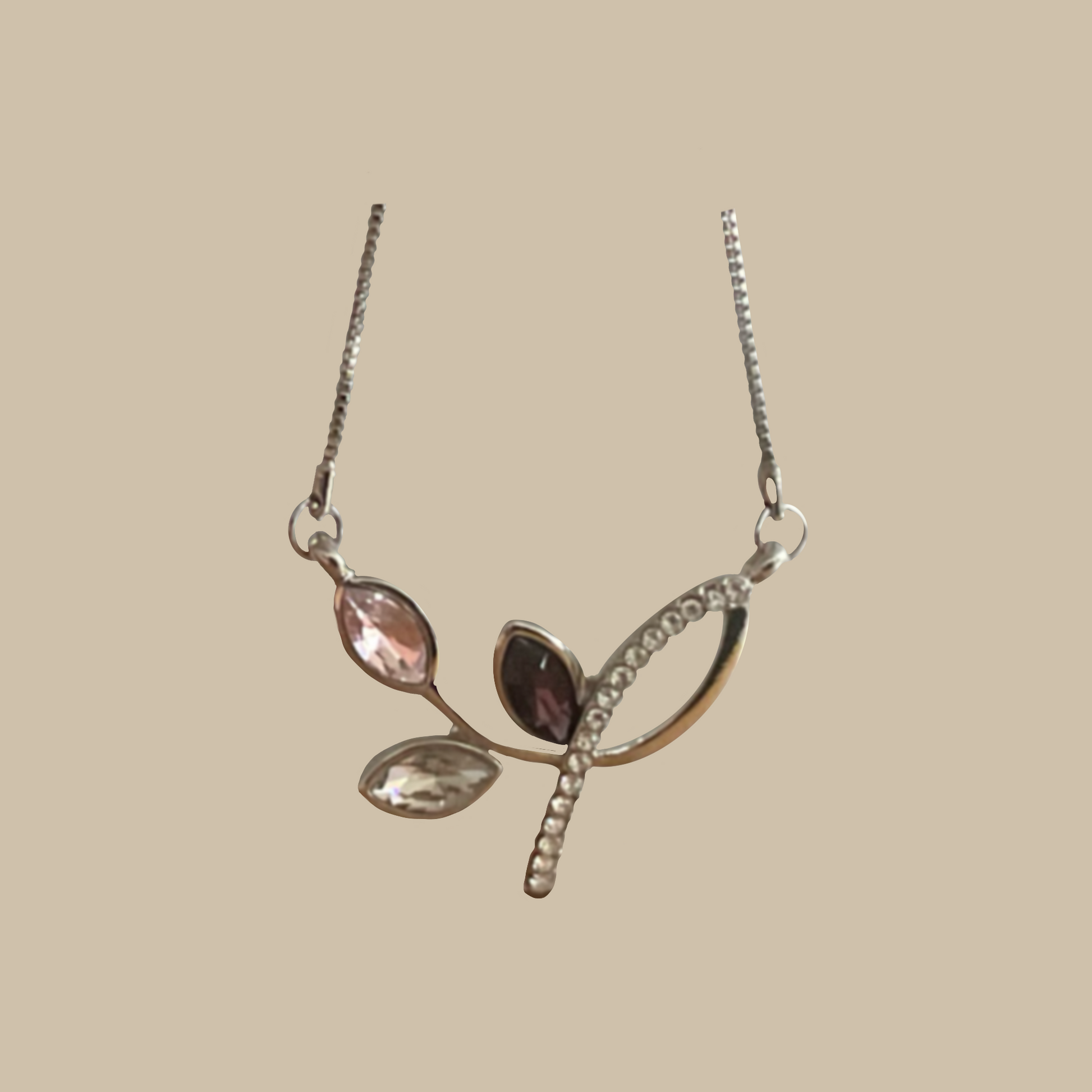 Elegant handgjort halsband med skimrande stenar i mjuka toner. Ett unikt smycke med romantisk och tidlös känsla.