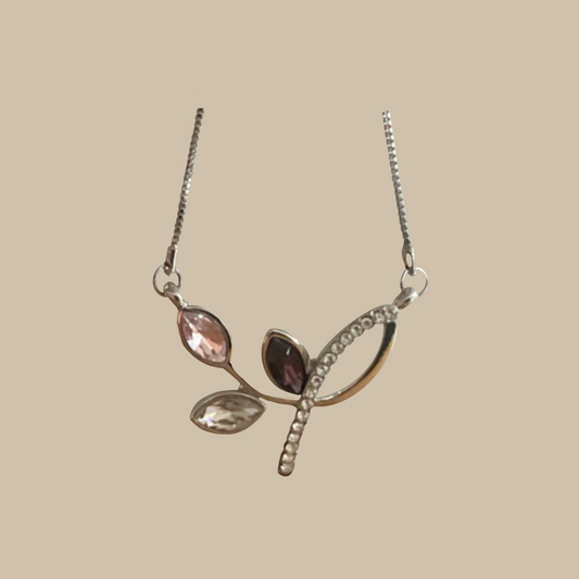 Elegant handgjort halsband med skimrande stenar i mjuka toner. Ett unikt smycke med romantisk och tidlös känsla.