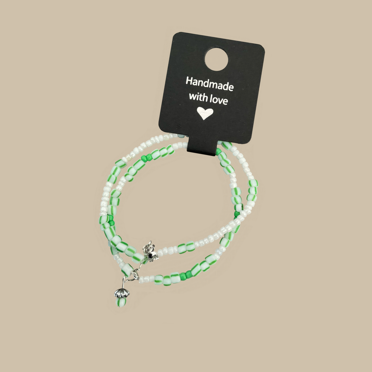 Unikt handgjort armband i gröna och vita pärlor. Ett lättburet smycke med frisk och somrig känsla.