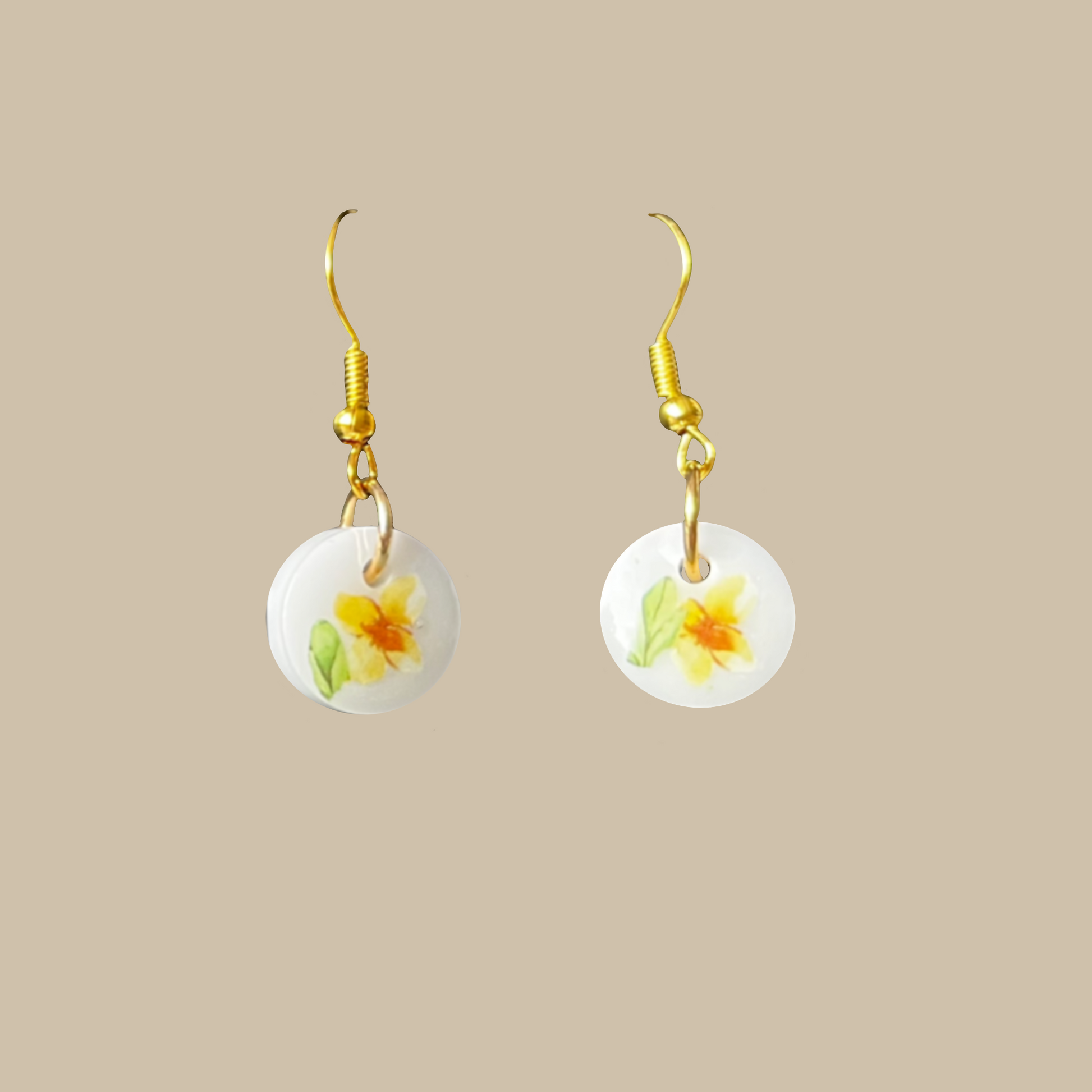 Unika handgjorda örhängen med små gula blommor i mjuk design. Ett enda exemplar.