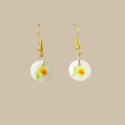Unika handgjorda örhängen med små gula blommor i mjuk design. Ett enda exemplar.