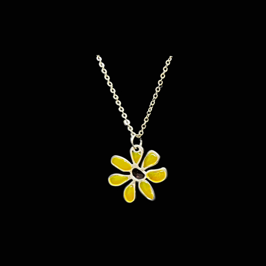 Solstråle– handgjort halsband med gul blomma. Ett smycke som sprider värme, glädje och sommarens ljus i varje detalj.
