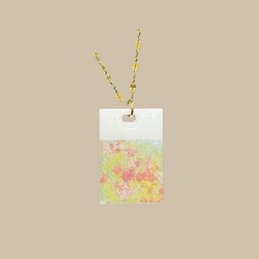 Unikt handgjort halsband i mjuka pastelltoner inspirerat av sommarängar och blommor. Ett poetiskt smycke i ett enda exemplar.