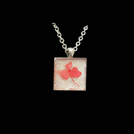 Handgjort halsband “sommarminne ” – smycke med äkta fyrklöverblad i resin. Ett unikt naturinspirerat halsband som symboliserar lycka och enkel skönhet.