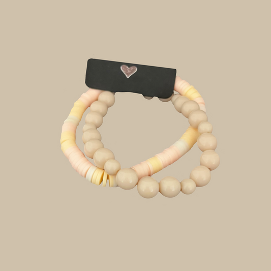 Handgjort armband i mjuka pastellfärger och vita pärlor. Ett unikt smycke som ger en romantisk och somrig känsla.