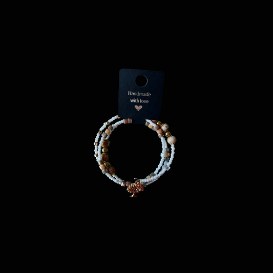 Tree of Harmony – unikt handgjort armband i vitt, beige och guld med livets träd. Från kollektionen Botanica – naturens poesi. Skapat med kärlek och naturlig balans.