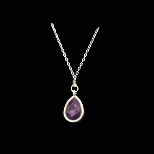 Handgjort halsband i återvunnet material med lila droppformad sten. Violette – ett elegant och hållbart smycke ur kollektionen Aurea – tidlös elegans.