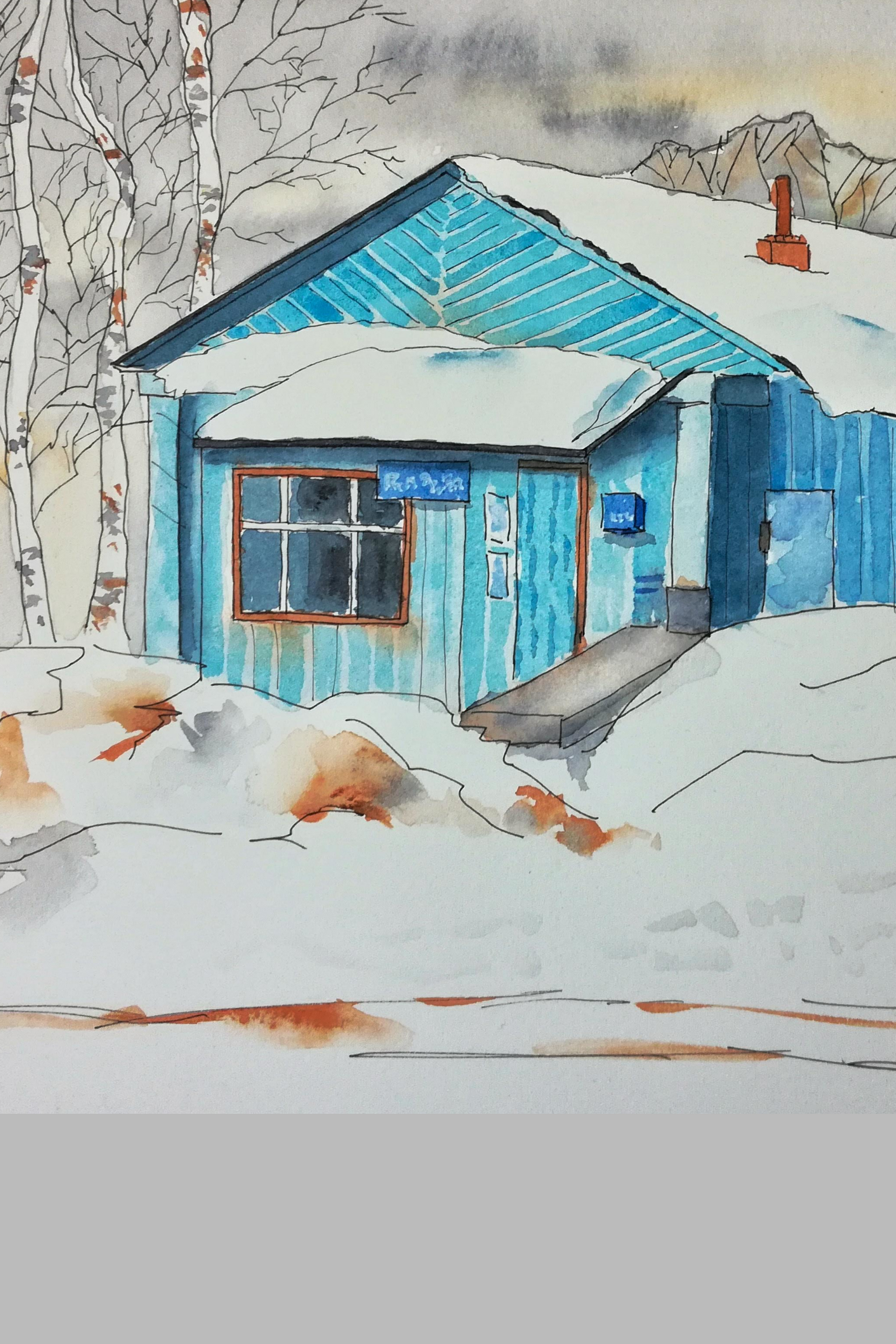 Blå tystnad visar ett enkelt blått hus omgiven av snö och björkar. Den kalla vintern förstärks av husets blå fasad, och målningen förmedlar en känsla av stillhet, ensamhet och nordiskt ljus.  Perfekt för dig som vill ha konst som kombinerar enkelhet med stark närvaro. 	•	Handmålad i akvarell 	•	Vintrigt motiv med kontrast mellan blått och vitt 	•	Förmedlar lugn, ensamhet och skandinavisk känsla  Blå tystnad – en bild av vinter i sin renaste form.